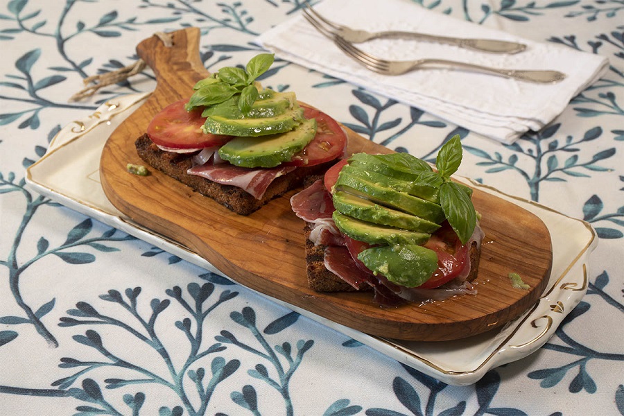 Tosta de aguacate jamón y tomate
